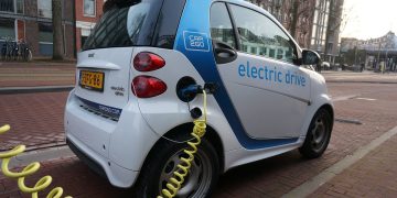 La voiture électrique roule au carburant écologique