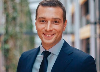 Jordan Bardella : sérieux et à l’aise