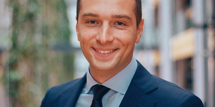 Jordan Bardella : sérieux et à l’aise