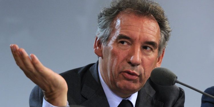 Quelques cailloux dans la chaussure de Bayrou